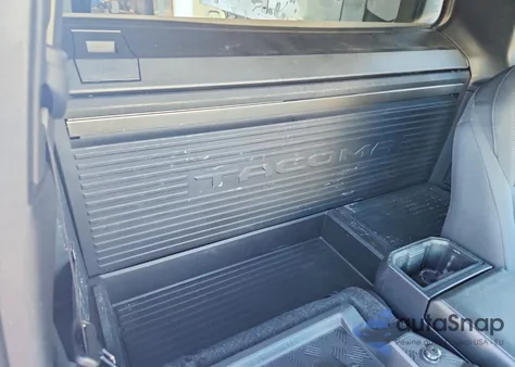 2025 Toyota Tacoma Xtracab z USA, uszkodzony, nr VIN 3TYJDAHN8ST030141